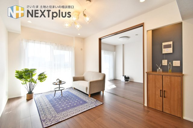 扶桑ハイツ春日部の居間・リビング|LDK13.1帖：リビングにはカウンター付き！お子様の学習のスペースや、在宅ワークスペースとしはもちろん、ご家族の思い出の写真を飾ったり、下段にゴミ箱の収納スペースにもする事ができます。