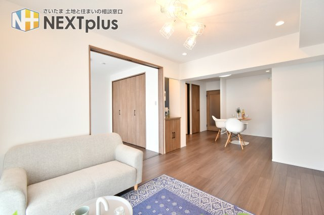 扶桑ハイツ春日部の居間・リビング|LDK13.1帖：カウンターキッチンの横にはダイニングテーブルを置き、その横にソファーやテレビを置く事で、ダイニング空間とリビング空間を分ける事ができメリハリがつきます！