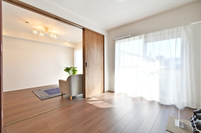 扶桑ハイツ春日部の洋室|洋室①4.5帖：リビング横にある洋室です。スライドドアを開けると17帖越えのリビングになります。また、南東向きですので、日中は暖かく、バルコニーへ出ることが出来ます。クローゼット付です。