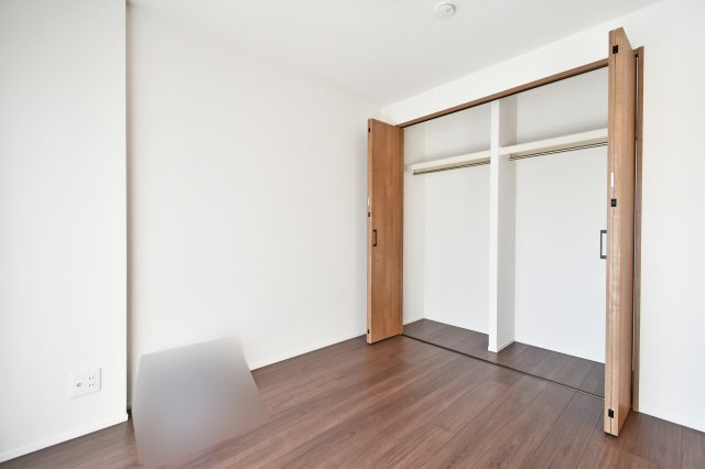 扶桑ハイツ春日部の洋室|洋室①4.5帖：クローゼットは上下セパレート・ハンガーパイプ付きです！上には季節物や思い出など毎日手に取らないものを収納、下にはハンガーパイプへコートや洋服など…かける収納もできます！