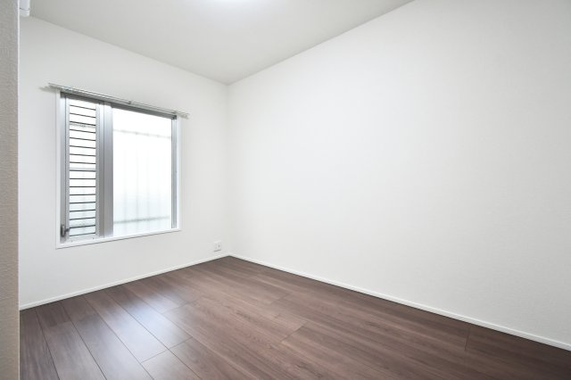 扶桑ハイツ春日部の洋室|洋室②5.3帖：ダブルベッドやサイドテーブルも置く事ができる広さですので、主寝室におすすめです！北西向きですので、休日はゆっくり朝を迎えることが出来ます。クローゼットも備わっております。