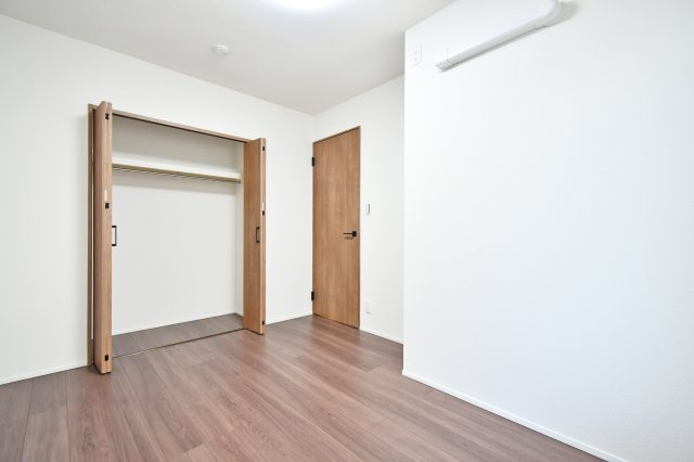 扶桑ハイツ春日部の洋室|洋室②5.3帖：クローゼットは各部屋に備わっておりますので、家族それぞれで洋服収納をすることも可能です。また、上下セパレートになっているため衣替えもしやすく、ハンガーパイプで家事時短にも◎！