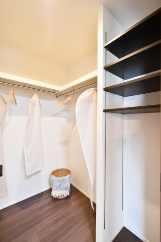 扶桑ハイツ春日部の収納|リビングにあるウォークインクローゼットです。奥行きもありますので洋服タンスやハンガーラックごと収納することが出来、生活感を隠すことが出来ます。収納内に照明もあり便利です◎