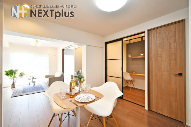 扶桑ハイツ春日部の居間・リビング|LDK13.1帖：リビング横には書斎があります。リモートワークやお子様の学習スペースにぴったりです。当日のご連絡・現地集合・来店希望など、お客様に合わせご案内可能です！お問合せお待ちしております。