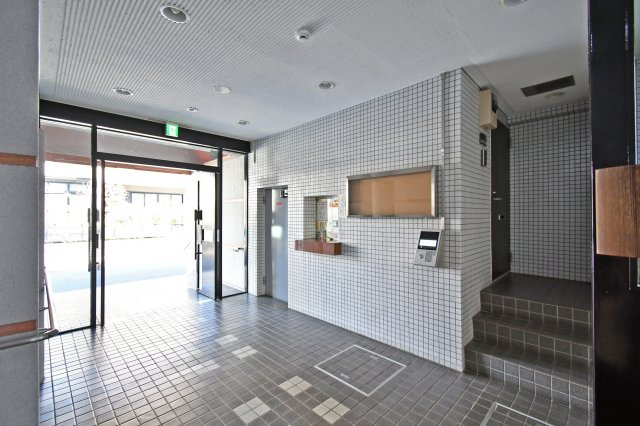 扶桑ハイツ春日部のエントランス|当社はポータルサイト掲載物件、他社様掲載物件なども含めて複数物件をまとめてご案内可能です！気になる物件はいくつでもご気軽にお申し付けください。皆様のご連絡心よりお待ちしております。