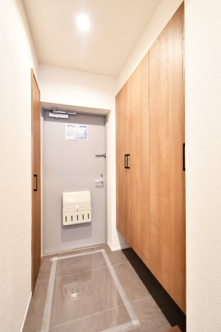 扶桑ハイツ春日部の玄関|トールサイズのシューズボックスですので、ご家族分の靴がしっかり収納する事ができます！ブーツや長靴などの季節ものや、高さのあるヒールなどもまとめて収納できるのが嬉しいポイントです。