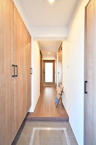 扶桑ハイツ春日部の玄関|玄関ドアの正面にはリビングの扉が設置されておりますので、急な訪問で玄関を開けた際室内が見えない設計です！リビング扉には窓もありますので、玄関へ光が差し込みます。収納は両サイドにあります。