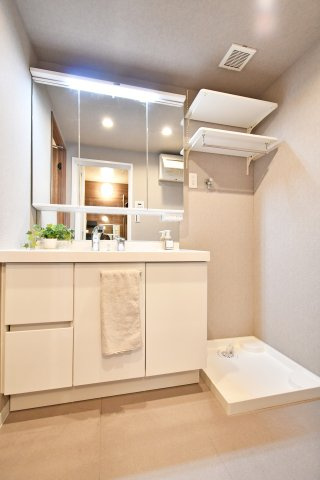 扶桑ハイツ春日部の独立洗面台|三面鏡付き洗面台は朝の寝癖直しも楽々。鏡裏には歯ブラシセットやスキンケアも収納できて魅力的です！下の収納にもドライヤーや入浴グッツ、洗剤のストックなど…様々なものが収納できる便利な設備です！