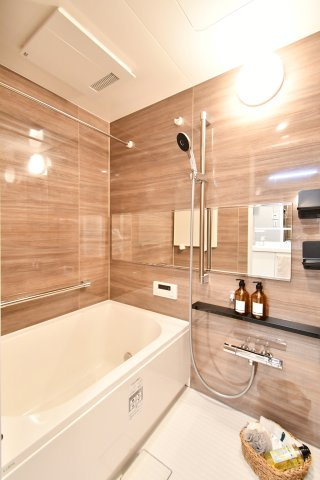 扶桑ハイツ春日部の浴室|シックで上品さを感じるバスルームはまるでホテルのような仕上がり。日常から解放できる癒しの空間となります。木目がアクセントになっております！新品ですのでご入居後から気持ちよく入浴頂けます。