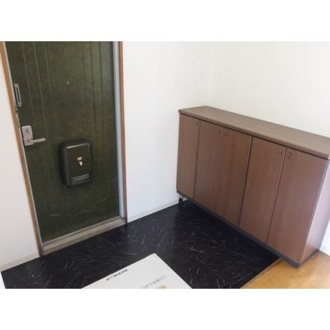 葵マンションの玄関