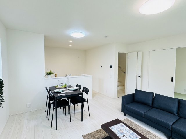 八王子市　川口町　新築一戸建て　２３ー３期の内装|～16.0帖の明るいLDKで、家族団欒の時間をお過ごしいただけます～