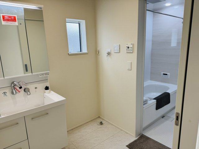 八王子市　川口町　新築一戸建て　２３ー３期の脱衣所|～窓付きで明るい洗面所　換気もしやすいです～