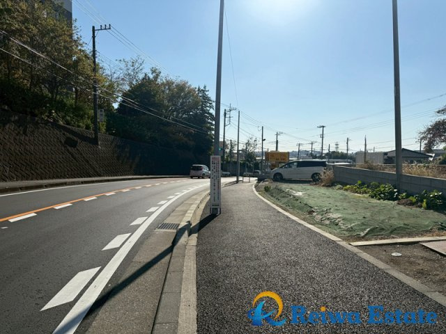 売地　茅ヶ崎市甘沼の前面道路含む現地写真