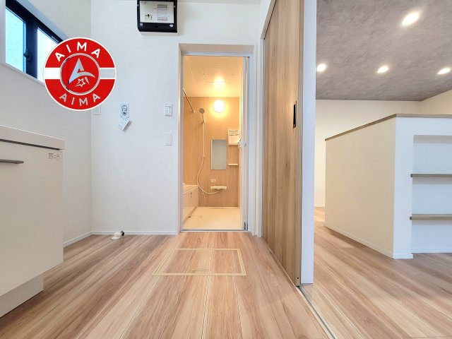 糸島市前原北2丁目第1-3棟（3号棟）の脱衣所|ゆとりの洗面スペースで朝の身支度もスムーズに。暮らしを快適に変えるシャワー付洗面台です！