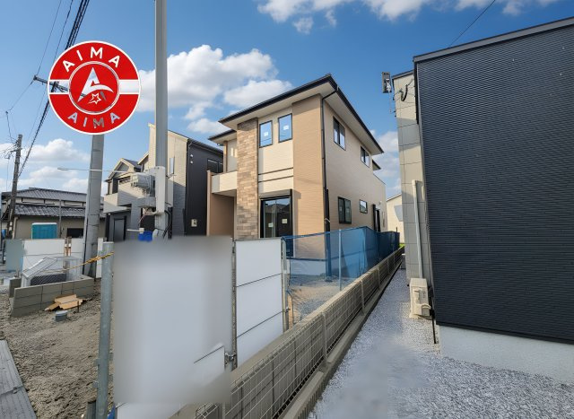 糸島市前原北2丁目第1-3棟（3号棟）の外観|前面道路は閑静な住宅地をはしる車通りの少ない道路。お車の出し入れが苦手なママや小さなお子様にも安心ですね。しっかり舗装もされているので、ベビーカーや自転車で通っても快適に通行できます。