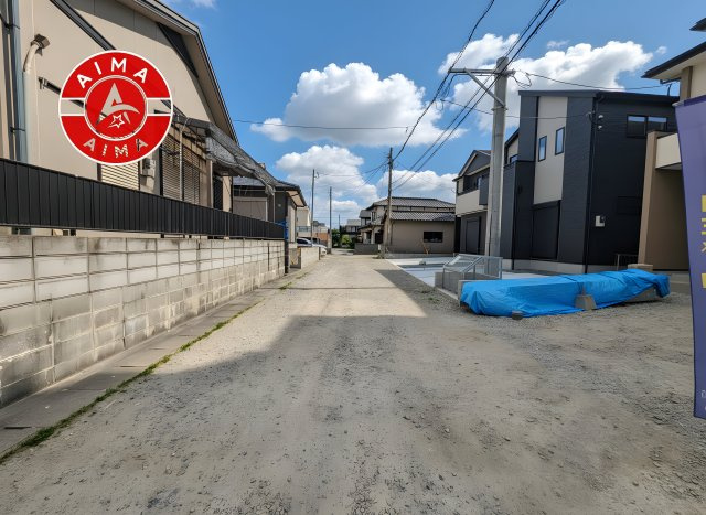 糸島市前原北2丁目第1-3棟（3号棟）の前面道路含む現地写真|前面道路は閑静な住宅地をはしる車通りの少ない道路。お車の出し入れが苦手なママや小さなお子様にも安心ですね。しっかり舗装もされているので、ベビーカーや自転車で通っても快適に通行できます。