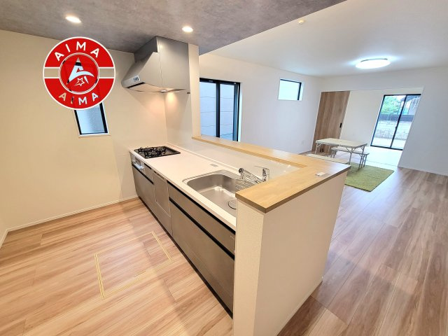 糸島市前原北2丁目第1-3棟（3号棟）のキッチン|ダイニングテーブルへの配膳がラクラク、お料理はかどるカウンター付きシステムキッチン！