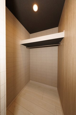 【収納】 | ライフフィールド寺池台3丁目　2号地 | 2階ホールにはファミリークローゼットとしても使える、収納力のあるWIC付き。季節の物も入れ替え不要、かさばる物もスッキリ片付きます！