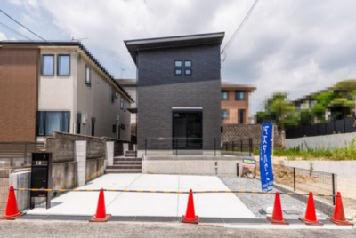 【前面道路含む現地写真】 | ライフフィールド寺池台3丁目　2号地 | 東南側道路で陽当り良好！太陽光発電10.56kw搭載！カースペース2台分有(車種による)！前面道路は幅員約5.9mと広々しているため車の出し入れもラクラク。