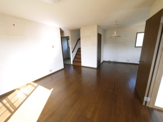 【居間・リビング】 | 茂原市粟生野　中古戸建 | 平成6年1月築 3SLDK  シテムキッチン ユニットバス 田園地帯で自然豊かな閑静な立地