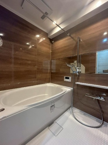 【浴室】 | シャルマンコーポ志村三丁目 | 一日の疲れを癒すバスルームは、心地よいリラックスを叶える清潔感溢れる美しい空間です。