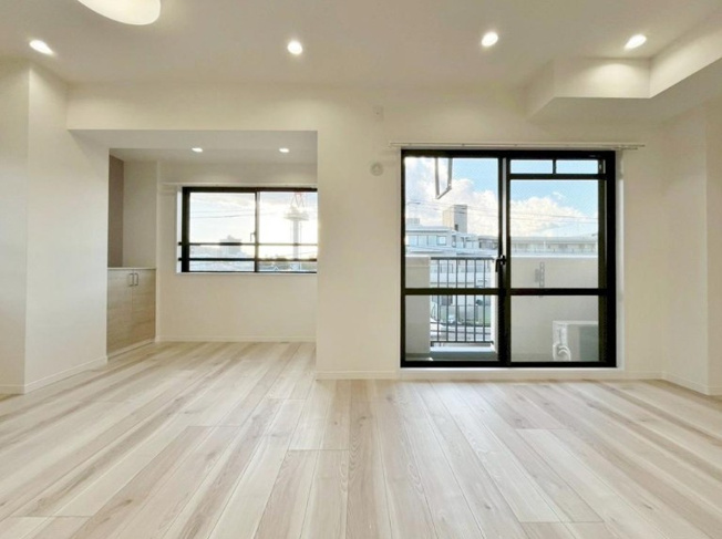 【居間・リビング】 | シャルマンコーポ志村三丁目 | 光と風があふれる開放的なリビングダイニングには自然と家族みんなが集まってきます。