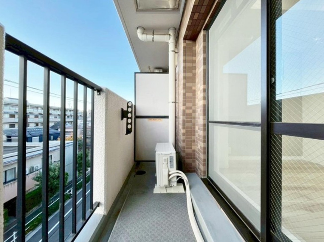 【バルコニー】 | シャルマンコーポ志村三丁目 | バルコニー面、壁一面の掃き出し窓からたくさんの陽の光が入ってまいります！