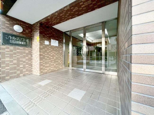 【エントランス】 | シャルマンコーポ志村三丁目 | 住まいの顔にふさわしい落ち着いた迎賓空間