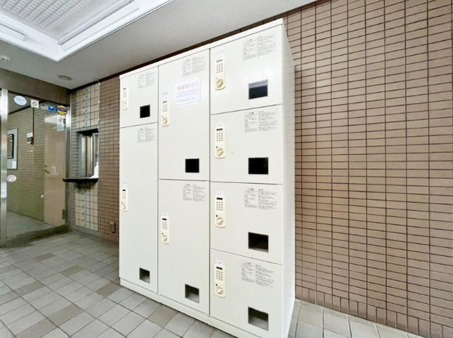 【その他共用部分】 | シャルマンコーポ志村三丁目 | 不在時にも安心！宅配ボックスがあります！