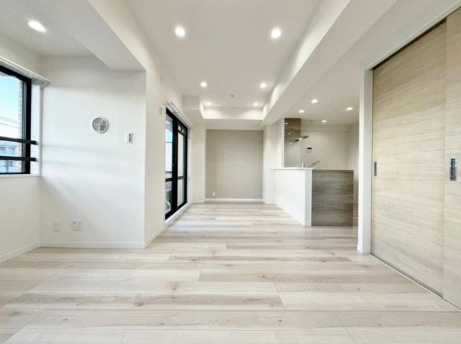 【居間・リビング】 | シャルマンコーポ志村三丁目 | ここにはみんなが集い、食事と楽しい会話が始まる。話に夢中になりすぎて、ついつい時を忘れ夜半過ぎになってしまう。そんな束の間の幸せを感じさせてくれる場所となることでしょう。