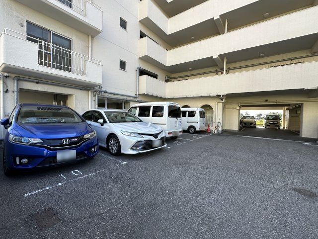 メゾン舞子ショアーの駐車場