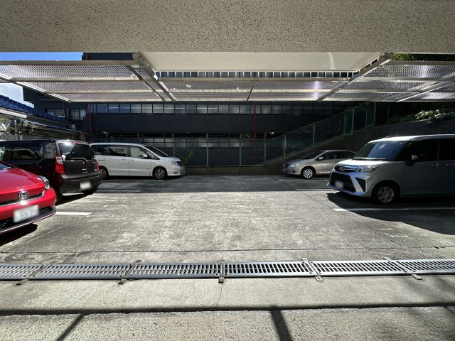 メゾンドール朝霧の駐車場