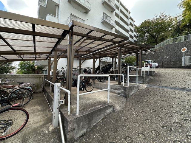 メゾンドール朝霧の駐車場