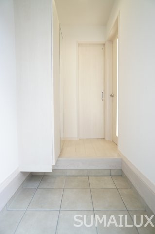 リュミエールB棟の玄関