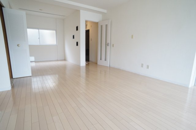 西宝仁川マンションの居間・リビング