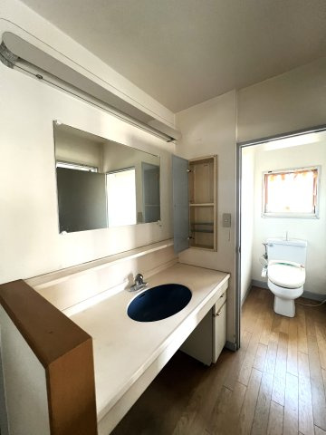 米子市両三柳　中古住宅の洗面所|洗面台とトイレ（２階）