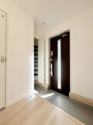 新築戸建・新築建売　須賀川市日向町【制振装置搭載】西袋一小・西袋中の玄関