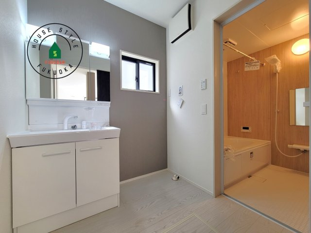 福岡市早良区原4丁目第1-2棟（1号棟）の内観：施工例|ゆとりの洗面スペースで朝の身支度もスムーズに。暮らしを快適に変えるシャワー付洗面台です！