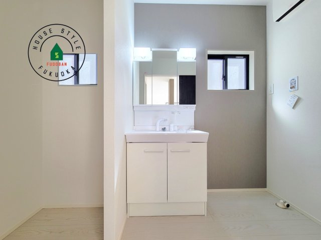 福岡市早良区原4丁目第1-2棟（1号棟）の内観：施工例|毎日使うものだから清潔な空間を保ちたい水回り。洗面にはそんな願いを解消させてくれる収納アイデアが満載です。三面鏡の裏側にはキャビネットが現れ小物から背の高い物まで収納できます。