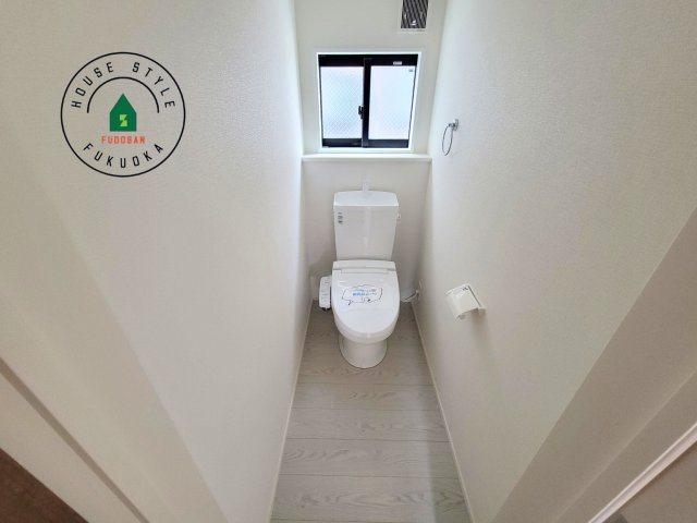 福岡市早良区原4丁目第1-2棟（1号棟）の内観：施工例|温水洗浄便座を完備しております。2ヶ所にトイレがあるのは朝の慌ただしい時間も安心です。