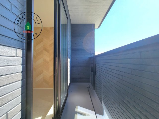 福岡市早良区原4丁目第1-2棟（1号棟）の外観：施工例|風をしっかりと感じられるバルコニーでは、毎日が洗濯日和です。広々としているので洗濯も楽しくなるでしょうし、気分転換にバルコニーからの眺めを楽しむのもいいでしょう。