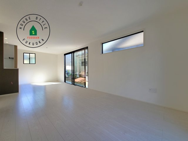 福岡市早良区原4丁目第1-2棟（1号棟）の内観：施工例|ご家族を近くに感じられる対面キッチンのLDK。会話もはずみそうですね。