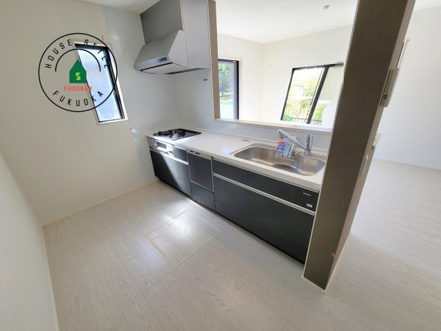 福岡市早良区原4丁目第1-2棟（1号棟）の内観：施工例|ダイニングテーブルへの配膳がラクラク、お料理はかどるカウンター付きシステムキッチン！