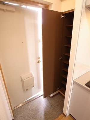 【玄関】 | フルリール | ミラーの後ろは大きな下駄箱に。