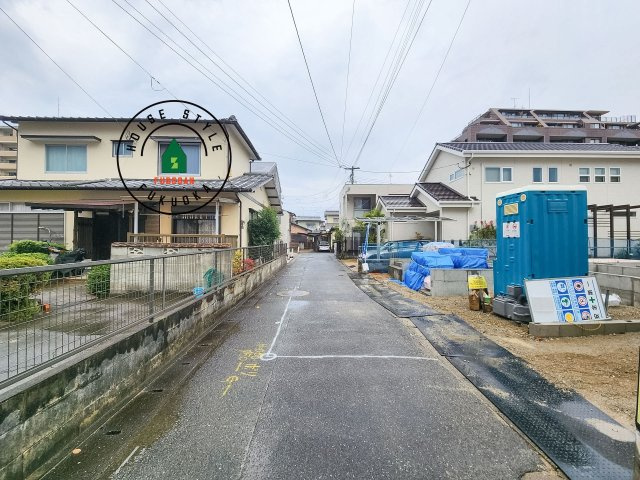 福岡市早良区原4丁目第1-2棟（2号棟）の外観：施工例|前面道路は閑静な住宅地をはしる車通りの少ない道路。お車の出し入れが苦手なママや小さなお子様にも安心ですね。しっかり舗装もされているので、ベビーカーや自転車で通っても快適に通行できます。