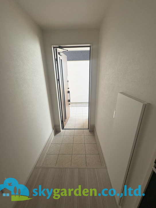 藤沢市善行1期　新築戸建　全3棟1号棟の玄関|収納もある玄関です