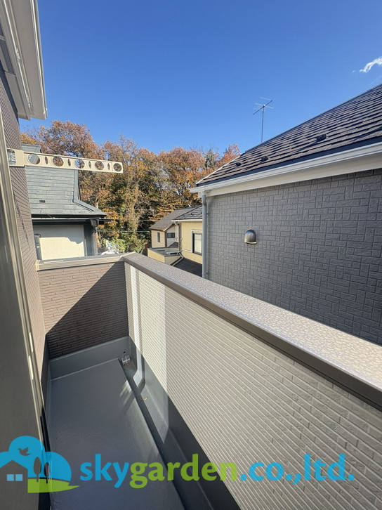 藤沢市善行1期　新築戸建　全3棟1号棟のバルコニー|外からの目が気にならないバルコニーで洗濯物が干せます