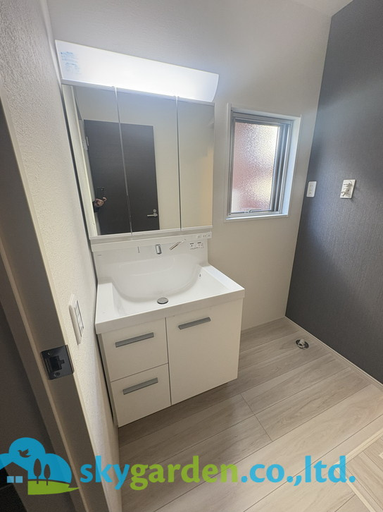 藤沢市善行1期　新築戸建　全3棟1号棟の独立洗面台|独立洗面台、小物を置くことができて便利です