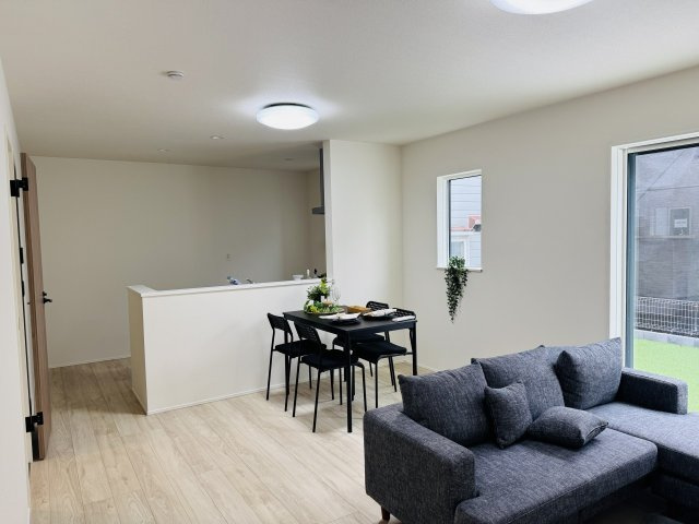 八王子市　川口町　新築一戸建て　２３ー３期の居間・リビング|～16.0帖の明るいLDKで、家族団欒の時間をお過ごしいただけます～