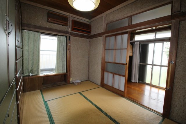 小山市羽川の和室|東側に位置する6帖和室は、朝日が差し込む明るい一室。縁側越しのやわらかな日差しが心地よく、くつろぎの空間にぴったりです。ダイニングキッチンにも隣接しており、家事動線もスムーズ。